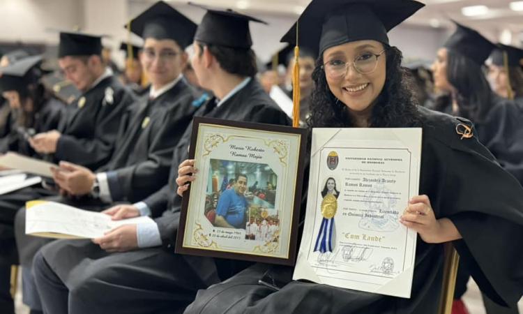 Familia apoyando la educación